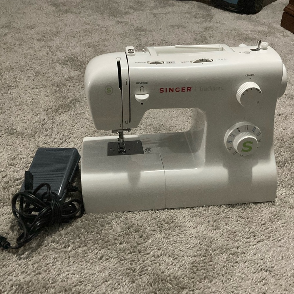 Singer sewing machine!! Brand new! Never used!!